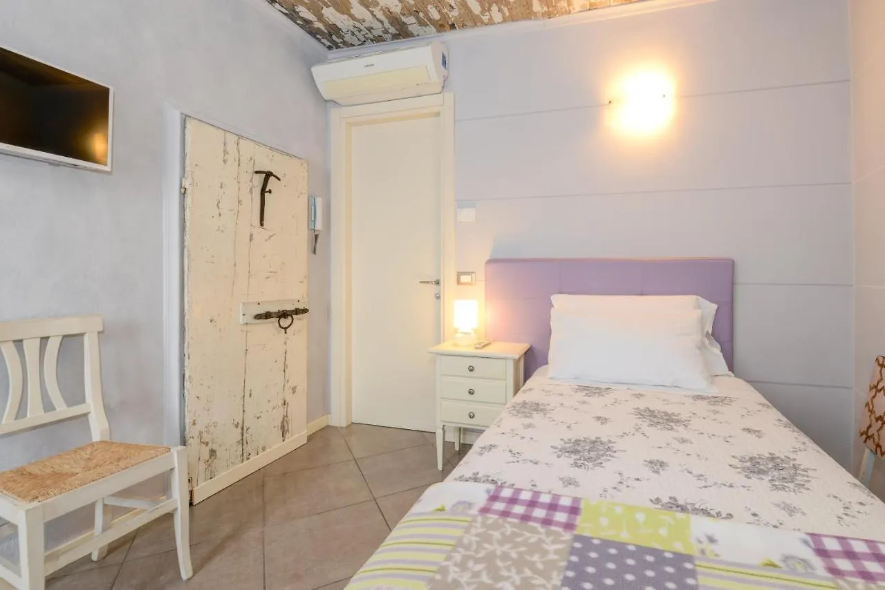 Bed & Breakfast Il Nido Dei Gufi Bed And Breakfast Toscolano Maderno Italy